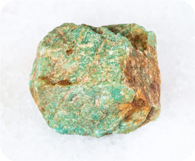 Детайлна снимка на натурално необработено парче Амазонит от планините Урал.